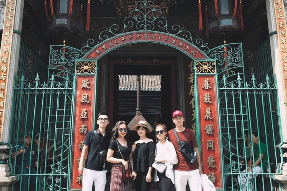Many people came to Ba Thien Hau Temple to visit and pray for good fortune